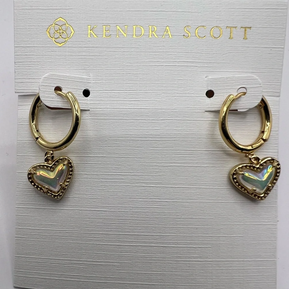 NWT Kendra Scott Ari Heart Gold Huggie Earrings in Ivory Mother-of-Pearl
